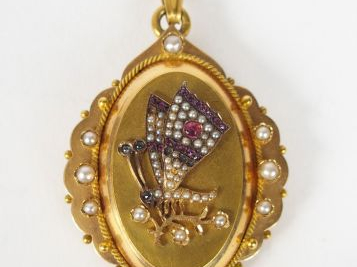 Pendentif porte-photo Napoléon III en or jaune, de forme ovale bords c
