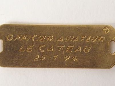Plaque en or jaune d'officier aviateur. Poids: 4,4gr