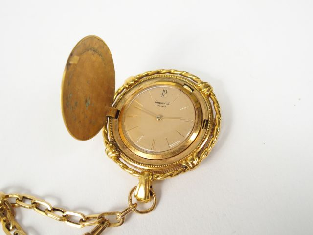Chaîne or jaune et pendentif cachant une montre en plaqué or. Poids de