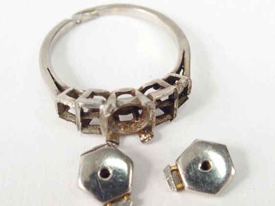 Monture de bague et fermoirs de perce-oreilles en platine. Poids: 5,4g