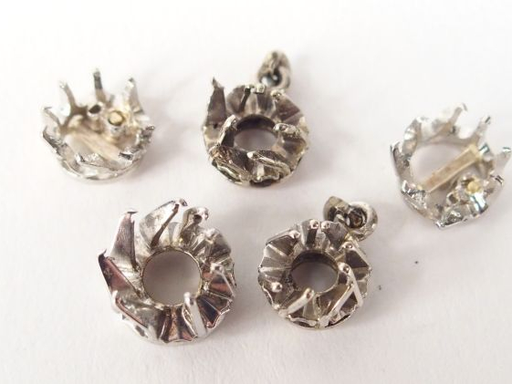 2 paires de monture de perce-oreilles en or blanc. Poids: 4,4gr