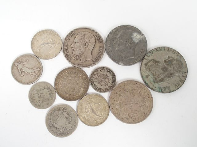 Lot de 11 pièces en argent ou métal.