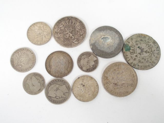 Lot de 11 pièces en argent ou métal.
