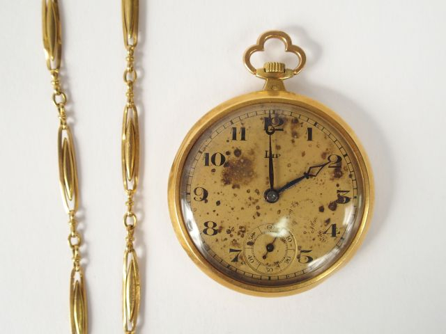 LIP. Montre de gousset chronographe  en or jaune, décor rayonnant et m