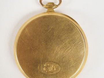 LIP. Montre de gousset chronographe  en or jaune, décor rayonnant et m