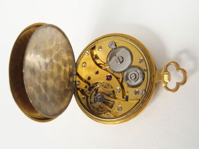 LIP. Montre de gousset chronographe  en or jaune, décor rayonnant et m