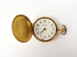 Vente aux enchères TRILLA. Petite montre savonnette en or jaune, décor gravé d'ange et de