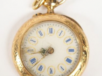 Vente aux enchères Montre de col en or jaune, décor gravé de feuillage, cadran émail, chi