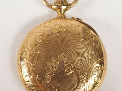 Montre de col en or jaune, décor gravé de feuillage, cadran émail, chi