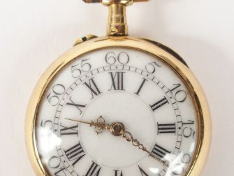 Montre de col en or jaune, cadran émail, chiffres arabes et romains, d