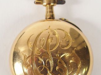 Montre de col en or jaune, cadran émail, chiffres arabes et romains, d