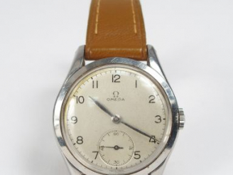 Vente aux enchères OMEGA. Montre d'homme, boitier rond en acier fond acier brossé, chiffr