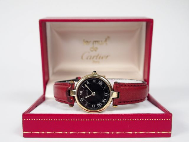 CARTIER, "les must". Montre de dame, boitier rond en plaqué or, fond n