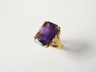 Vente aux enchères Bague monture or jaune de style Art Nouveau, ornée d’une améthyste tai