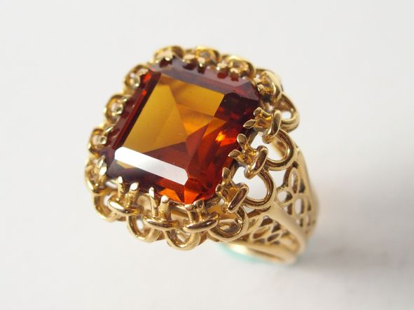 Bague 1900 en or jaune ajourée, ornée d’une topaze orange taille carré