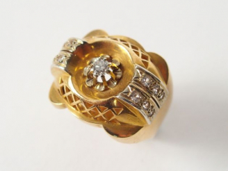 Vente aux enchères Bague 1950 en or jaune, dite « pont », ornée en son centre d’un diaman