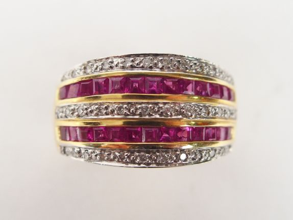 Bague moderne monture or jaune, 5 lignes de diamants ou de rubis taill