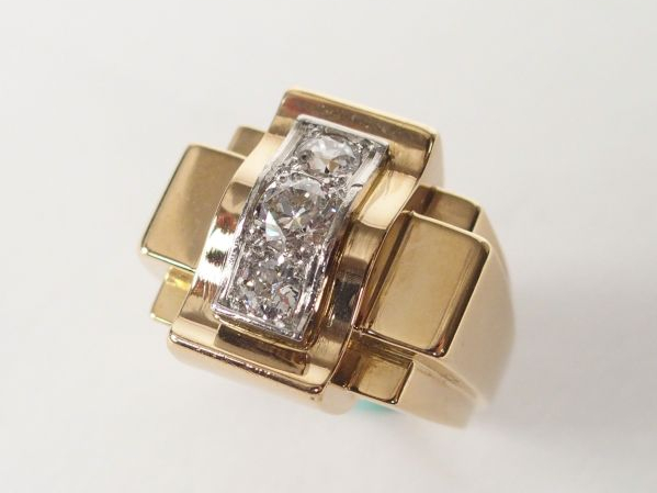 Bague 1950 monture or jaune ornée de 3 diamants taille ancienne de 0,4