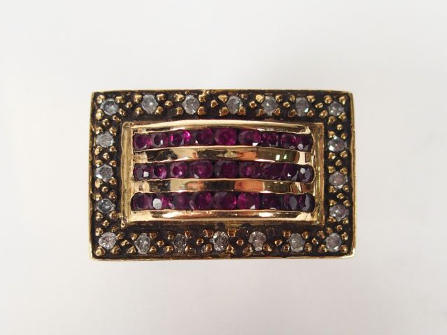 Bague monture or jaune, plateau pavé de diamants taille rose et de rub