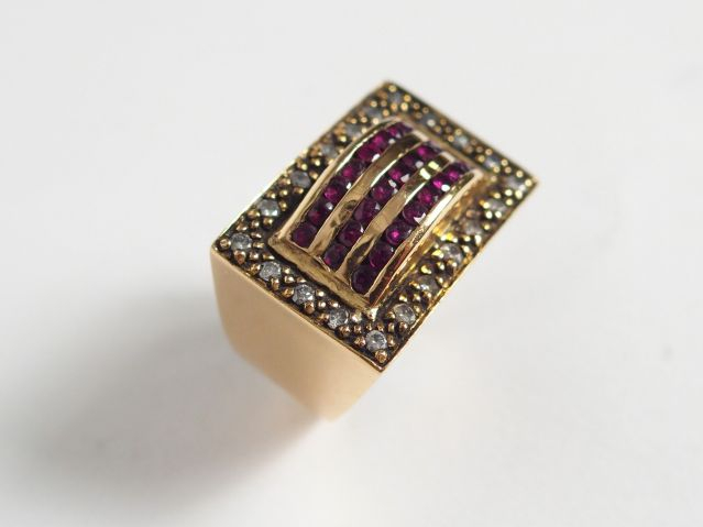 Bague monture or jaune, plateau pavé de diamants taille rose et de rub