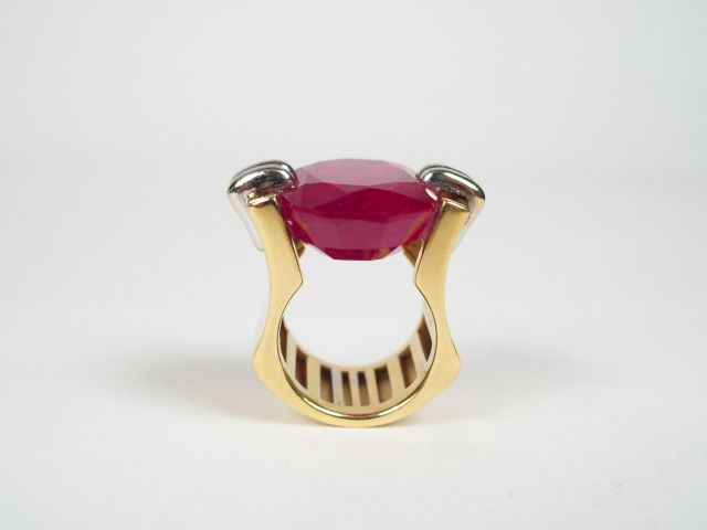 	KRIA. Bague de style Art Déco monture or jaune travaillée, ornée d’un