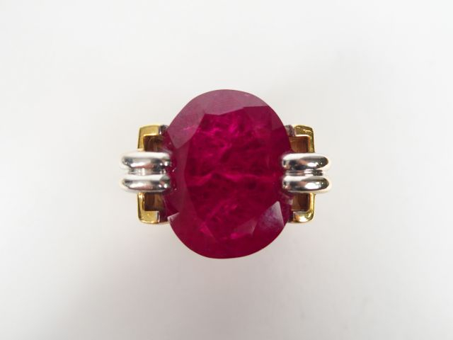 	KRIA. Bague de style Art Déco monture or jaune travaillée, ornée d’un