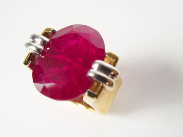 	KRIA. Bague de style Art Déco monture or jaune travaillée, ornée d’un