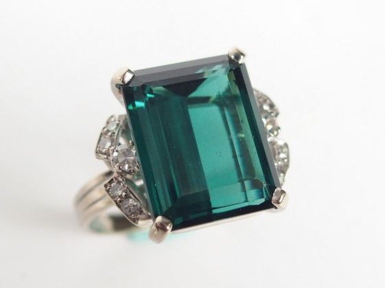 Bague monture or blanc travaillée, ornée d’une gahnite (spinelle) rect