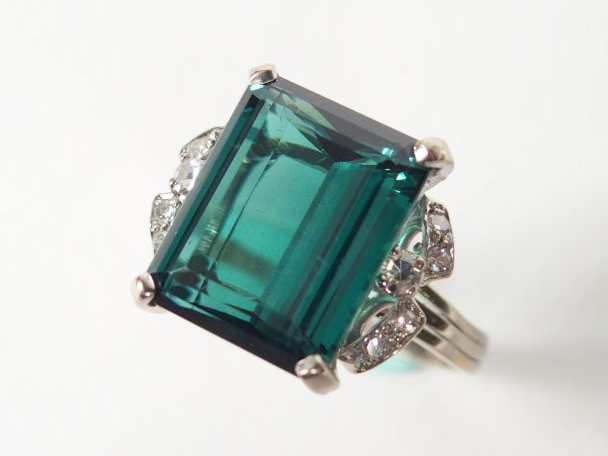 Bague monture or blanc travaillée, ornée d’une gahnite (spinelle) rect