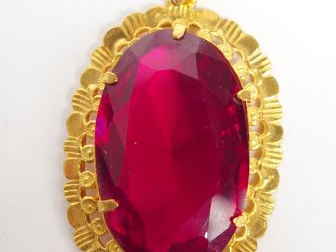 	Pendentif monture or jaune, ornée d’un rubis synthétique de 31 x 19.6