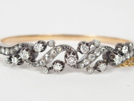 Bracelet jonc Napoléon III monture or jaune, décor d’arabesques pavage