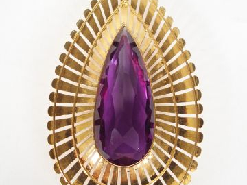 Pendentif Art Déco monture or jaune ajourée, ornée d’un corindon synth