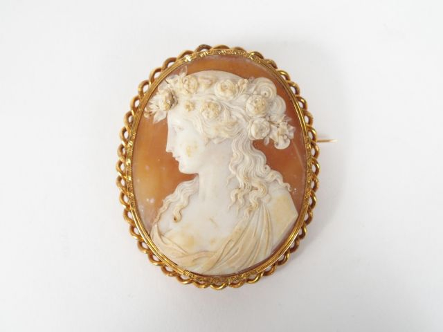 Camée coquille monture or jaune "Profil de jeune femme". 6 x 5cm