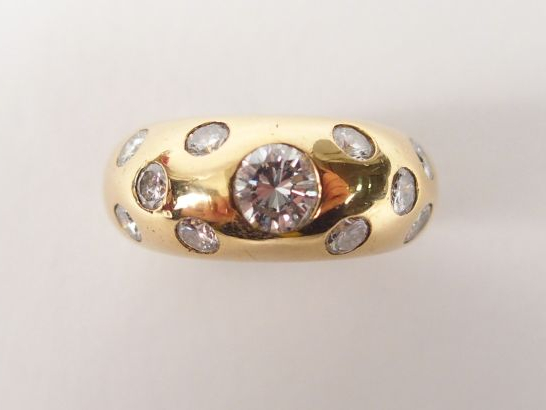 Bague jonc en or jaune, sertie en son centre d'un brillant de 0,45ct e
