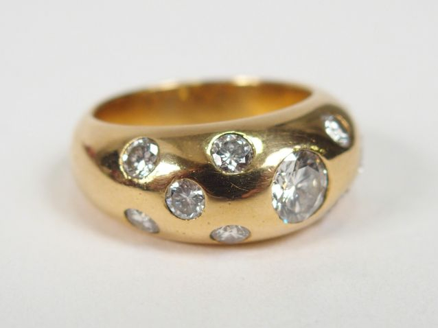 Bague jonc en or jaune, sertie en son centre d'un brillant de 0,45ct e