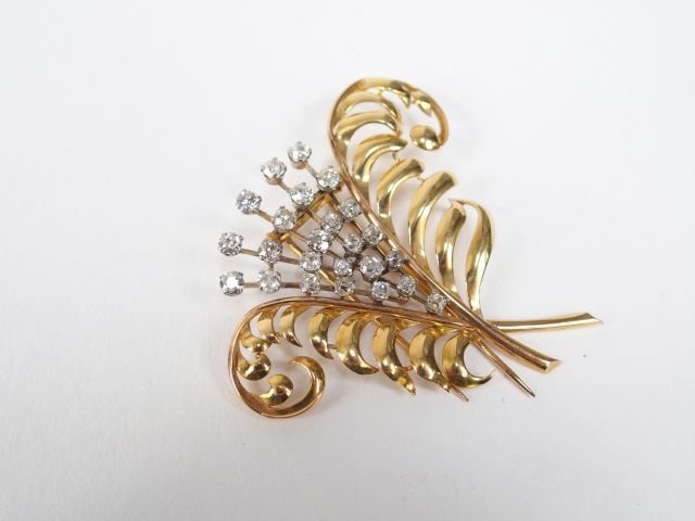 Broche en or jaune en forme de gerbe, branches centrales formées par 2