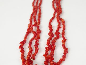 Collier en corail à 3 rangs. 60cm environ
