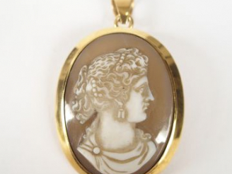 Vente aux enchères Camée pierre dure fin XIXe "Profil de jeune femme", monture or jaune. 