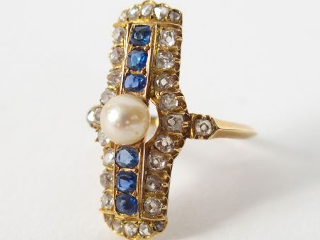 Bague Napoléon III en or jaune, motif en barette, ornée en son centre 