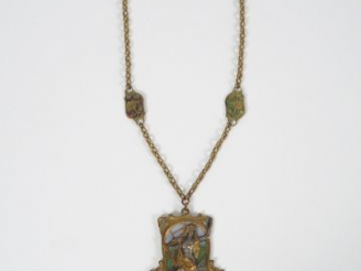 Vente aux enchères Pendentif Art nouveau en métal, émaillé en plique-à-jour figurant une 