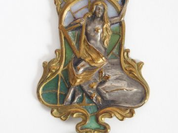 Pendentif Art nouveau en métal, émaillé en plique-à-jour figurant une 