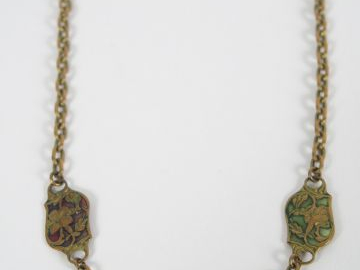 Pendentif Art nouveau en métal, émaillé en plique-à-jour figurant une 