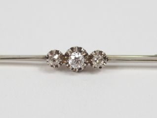 Vente aux enchères Broche barette en or blanc ornée en son centre de 3 diamants taille an