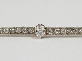 Vente aux enchères Broche barette en or blanc pavée de roses et ornée de 3 diamants taill