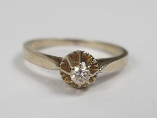 Solitaire monture or blanc ornée d'un diamant taille moderne de 0,10ct