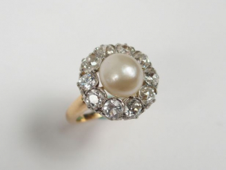 Vente aux enchères Bague marguerite en or jaune, ornée en son centre d'une perle de cultu