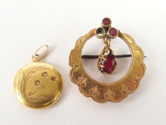 Vente aux enchères Broche en or jaune en forme de croissant de lune rehaussée de grenats 