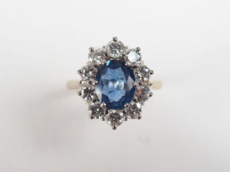 Vente aux enchères Bague moderne monture or blanc, ornée en son centre d'un saphir de 1,5