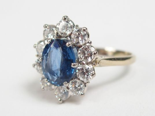 Bague moderne monture or blanc, ornée en son centre d'un saphir de 1,5