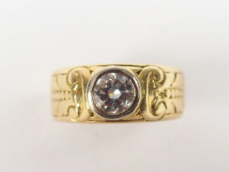 Vente aux enchères Bague chevalière monture or jaune gravée, sertie en son centre d'un di
